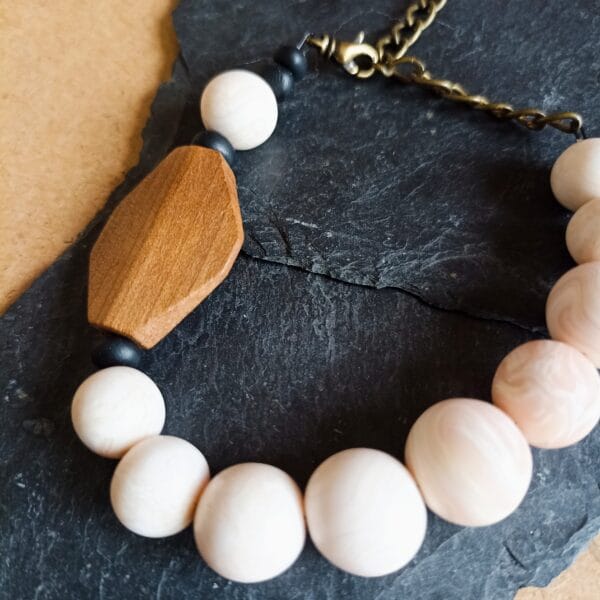 Bracelet en perles blanches nacrées, perle en bois.
