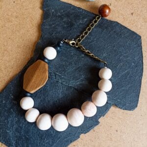 Bracelet perles nacrées blanches, perle en bois.