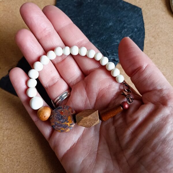 Bracelet en perles blanches rondes nacrées et perles en bois.