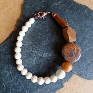 Bracelet en perles blanches nacrées et perles en bois.