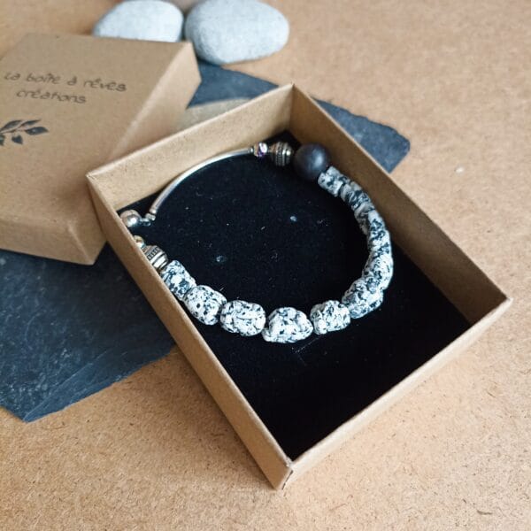 Bracelet en perles inspiration granit et perles en métal.