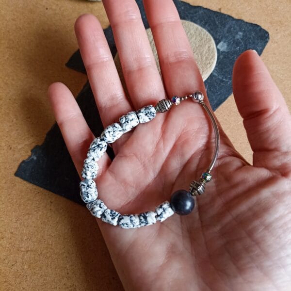 Bracelet en perles granite et perles en métal.