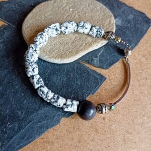Bracelet en perles inspiration granit, noires et blanches et perles en métal.