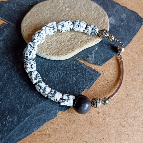 Bracelet en perles inspiration granit, noires et blanches et perles en métal.