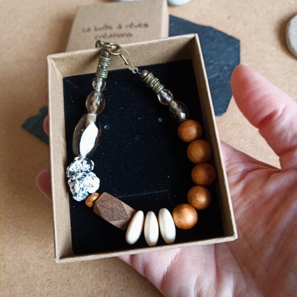 Bracelet en perles rondes couleur or, nacre et perles en verre.