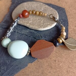 Bracelet en perles de verre, bois et métal.