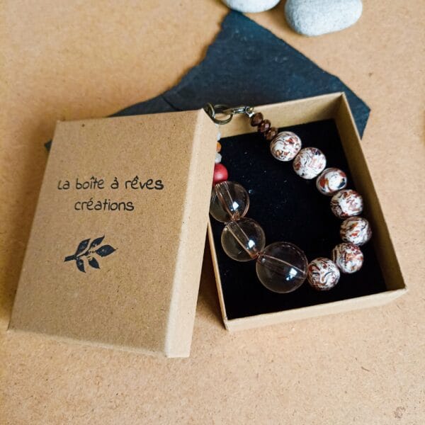 Bracelet en perles translucides et perles blanches.