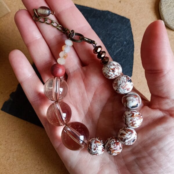 Bracelet en perles transparentes et perles multicolores.