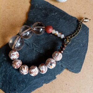 Bracelet en perles rondes transparentes, perles multicolores et verre.