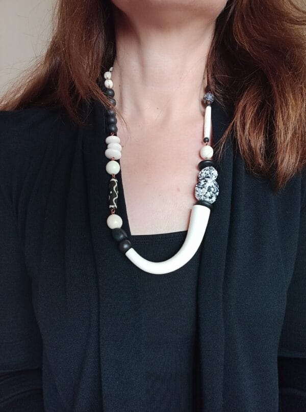 Collier mi-long noir et blanc de style ethnique en perles en pâte polymère rondes et imitant le granite. Noir et blanc. Pièce unique faite main.