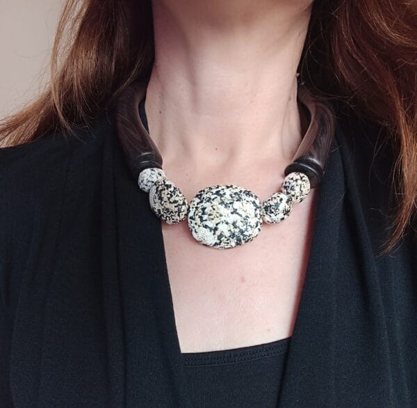 Collier torque ethnique celtique pierres de granite. Tour de cou couleur bois. Bijou fait main, pièce unique.