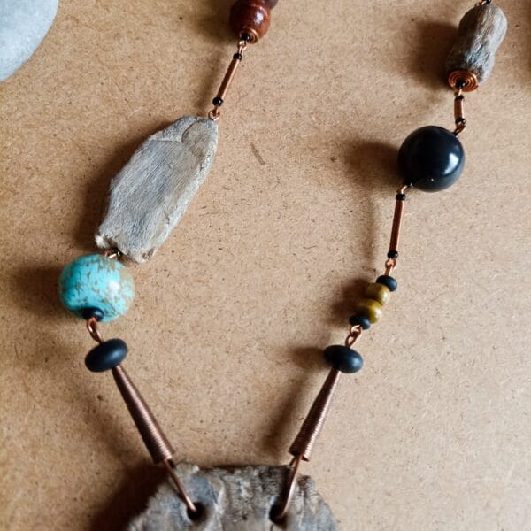 Collier long en perles de bois flotté, perles de bois.