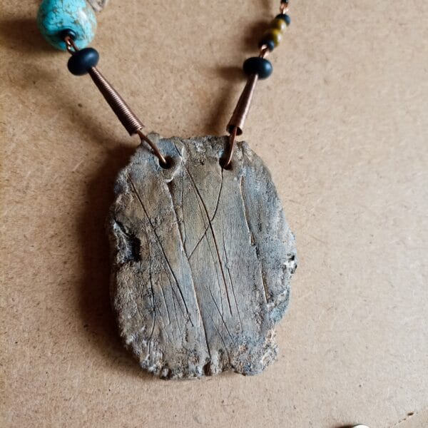 Collier long en bois flotté et perles.