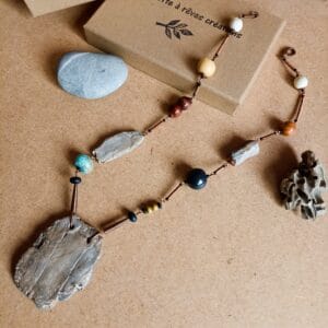 Collier en bois flotté et perles.