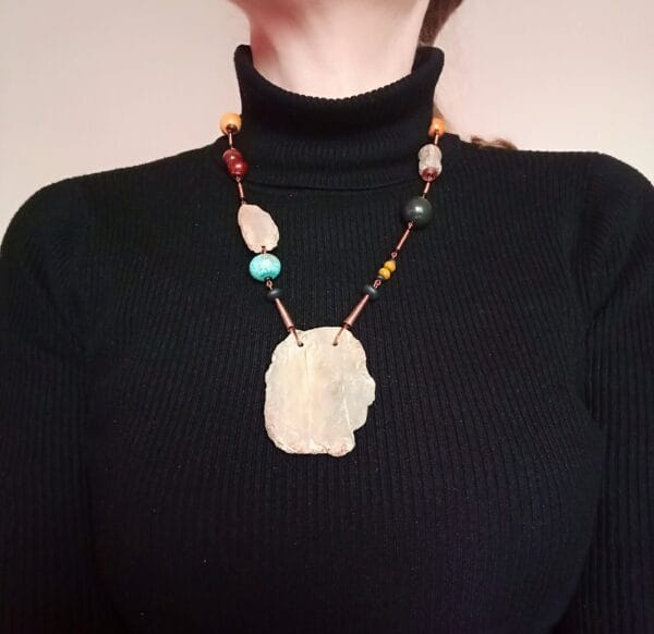 Collier pendentif en bois flotté et perles.