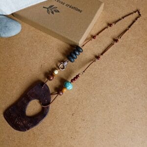 Collier en bois flotté et perles.