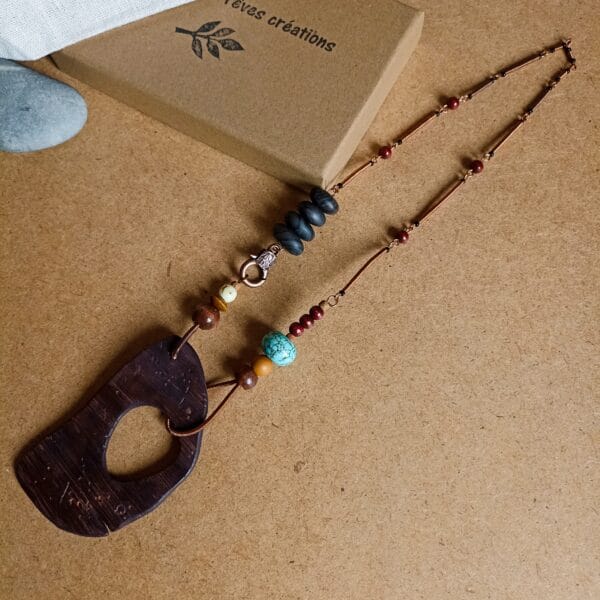 Collier en bois flotté et perles.