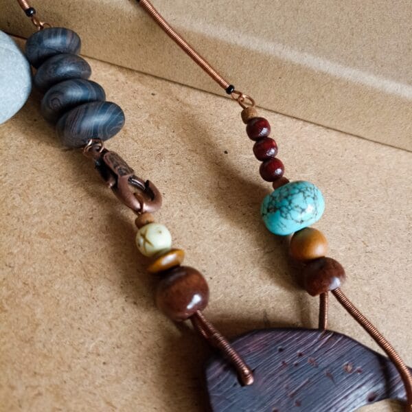 Collier en bois flotté et perles.
