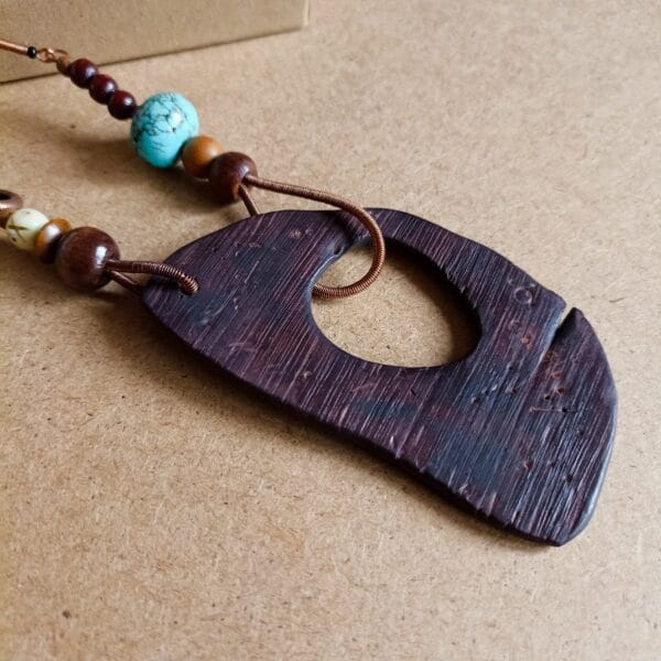 Collier en bois flotté et perles.