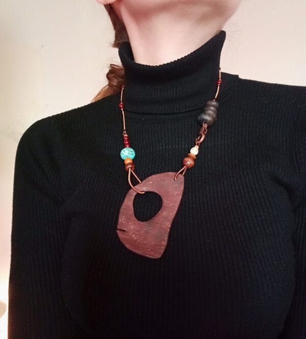 Collier pendentif en bois flotté.