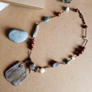 Collier pendentif en bois flotté et perles.