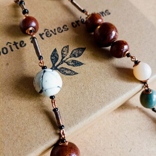 Collier en bois flotté et perles en bois.
