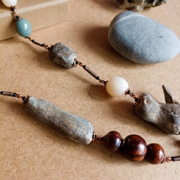 Collier en bois flotté et bois.