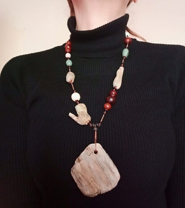 Collier en bois flotté et perles de bois.