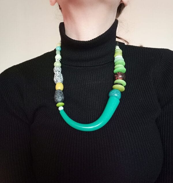 Collier court en perles vertes, et couleur pierre.