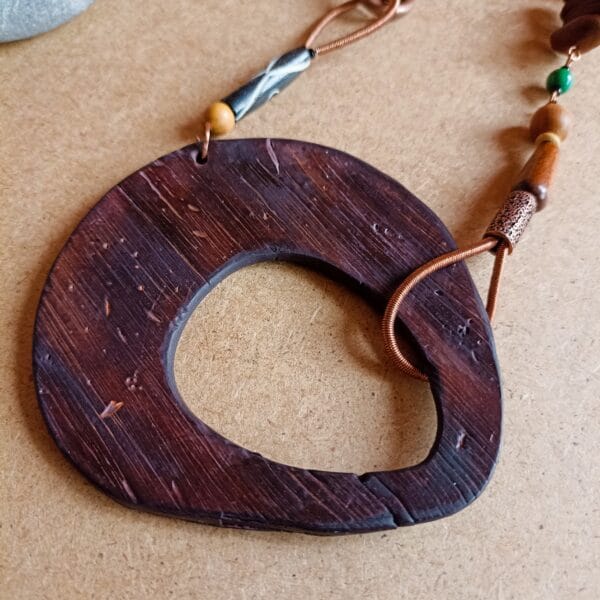 Collier en bois flotté et perles ethniques.