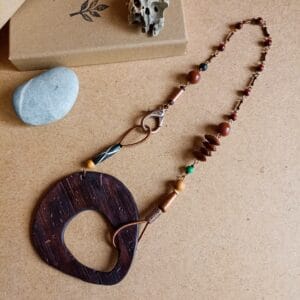 Collier pendentif en bois flotté, perles de bois et perles en métal.