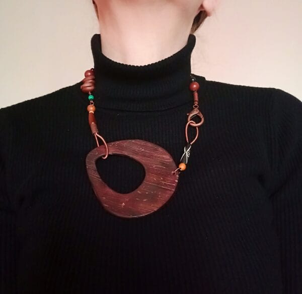 Collier en bois flotté et perles de bois.