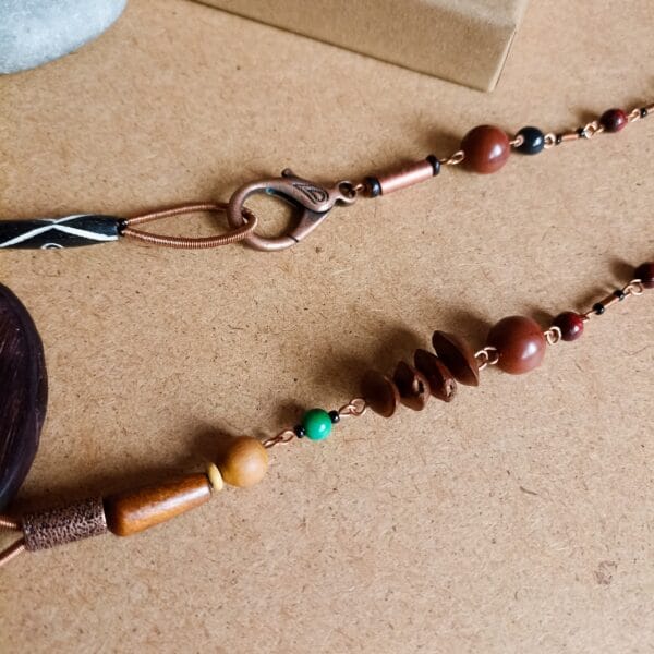 Collier en bois flotté et perles de bois.