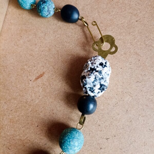 Collier en perles vertes et couleur granite, fermoir en laiton.