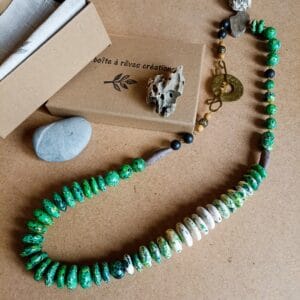 Collier long, perles vertes et blanches, fermoir en laiton ouvragé.
