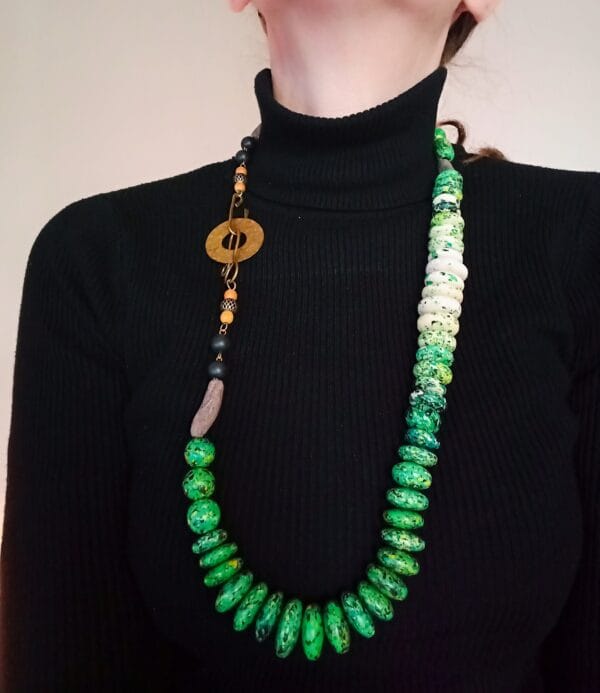 Collier long en perles vertes et blanches, fermoir en laiton ouvragé.