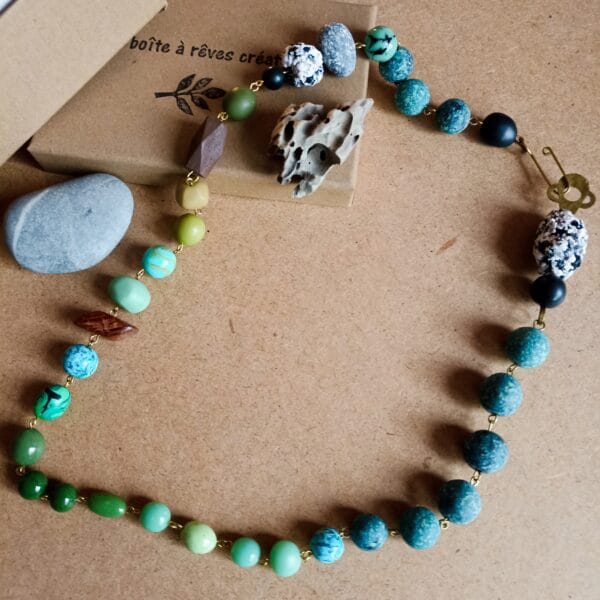 Collier de perles vertes.