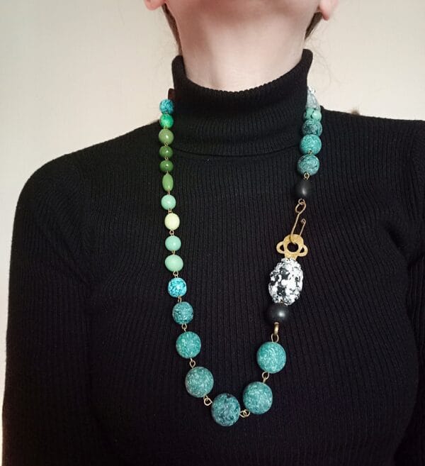 Collier long en perles rondes, vertes, perles style granite.