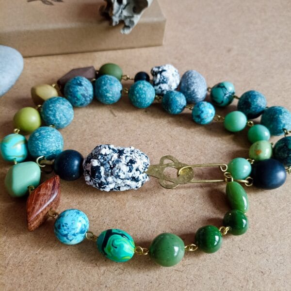 Collier en perles vertes et perles couleur granit.