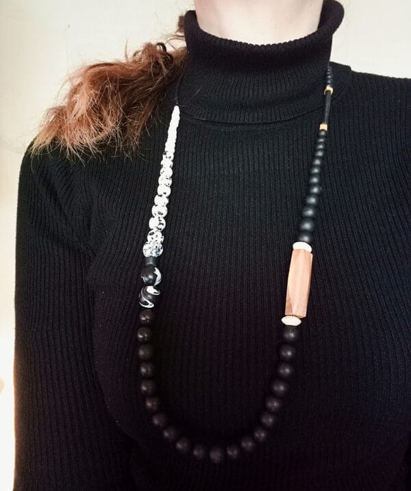 Collier long en perles noires, blanches et perles de bois.