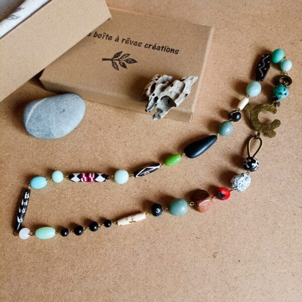 Collier multicolore en perles vertes, rouges, noires et bois.