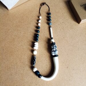 Collier mi-long en perles rondes noires et blanches.