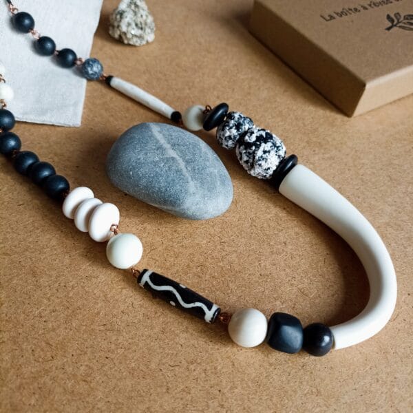 Collier en perles blanches et noires.