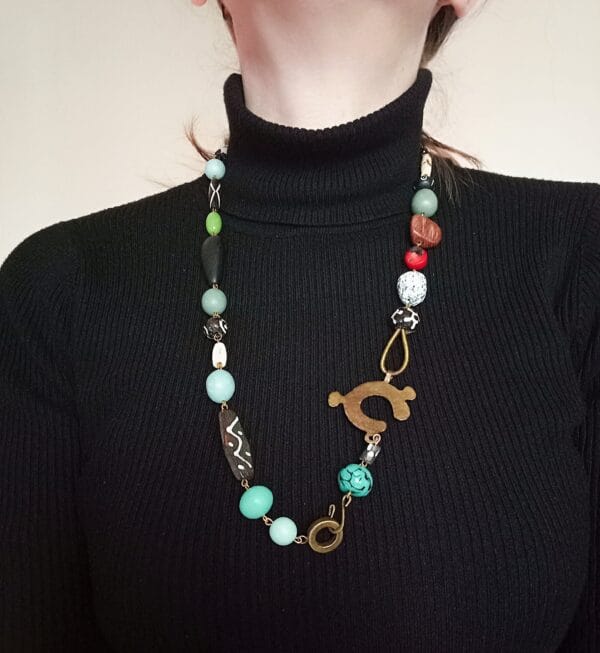 Collier multicolore en perles rouge corail, vert émeraude, noires et bois.