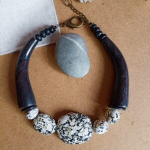 Collier ras du cou en pâte polymère style ethnique breton, grosses perles en granite. bijou fait main, pièce unique.