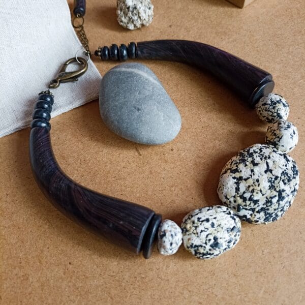 Collier court en argile polymère perles imitation granit style ethnique. Noir et blanc et couleur bois. Pièce unique faite main.