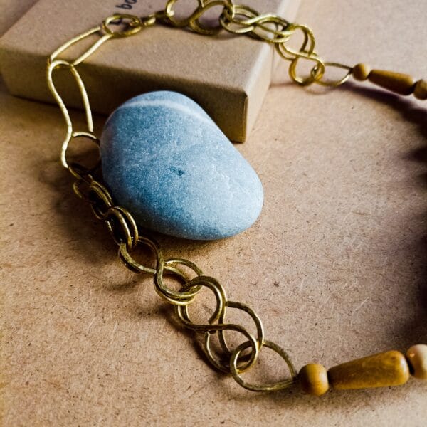 Collier court style ethnique celtique, perles en pierres noires, grises et blanches. Fermoir en laiton. Perles en bois.