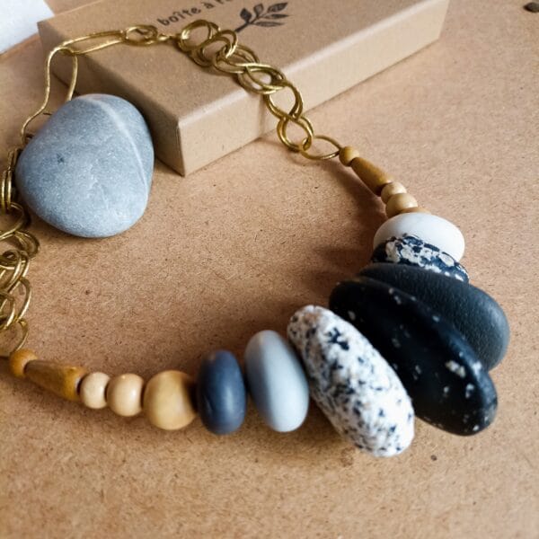 Collier court en perles de pierres noires, grises et blanches, style ethnique celtique, perles en bois.