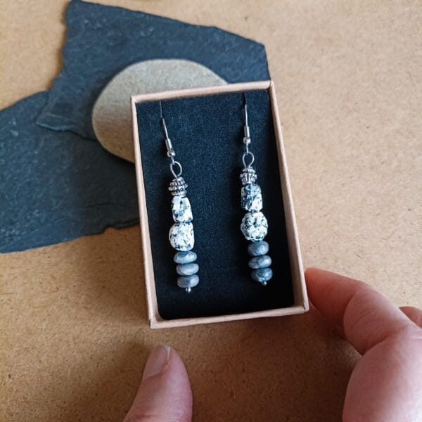 Boucles d'oreilles couleur argent, style celte. Perles imitation granite.