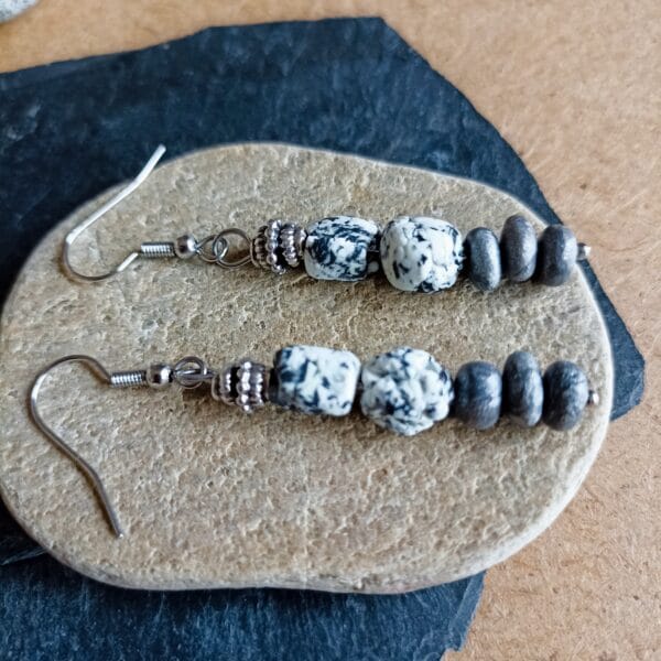 Boucles d'oreilles couleur argent, style celtique.